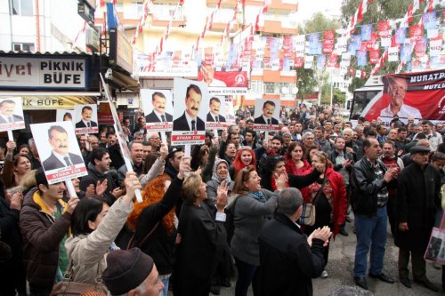 Evcilmen Taraftarları CHP İl Binasını İşgal Etti