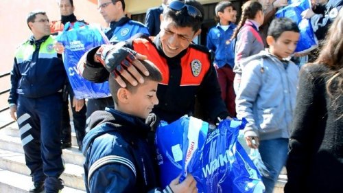 Polisi halka ve öğrencilere sıcak elini uzattı